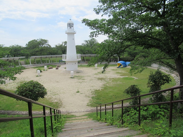 広場の灯台