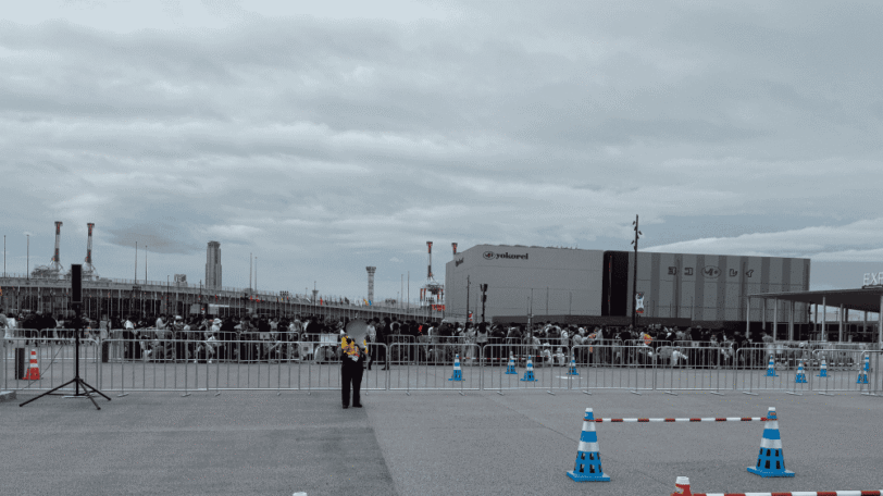 曇り空だけどみんな並ぶ